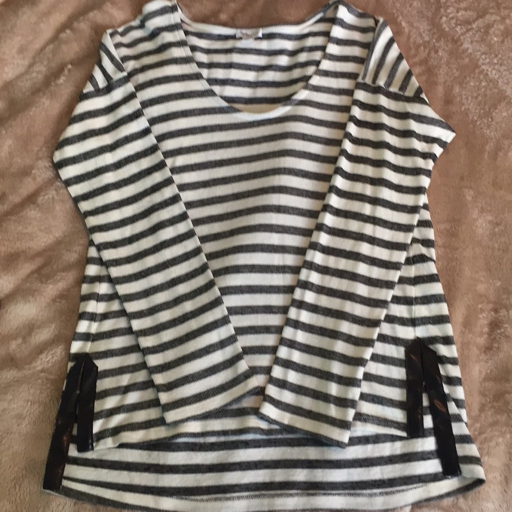 Splendid long sleeve shirt with black detailing.